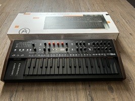 Vends Arturia Minifreak Edition Stellar sous garantie, flanc