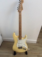 Fender Player Stratocaster MN de couleur jaune - 550 €
