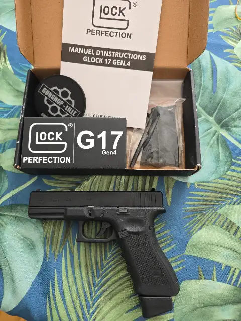 Glock 17 Gen4 Cybergun Complet avec boîte