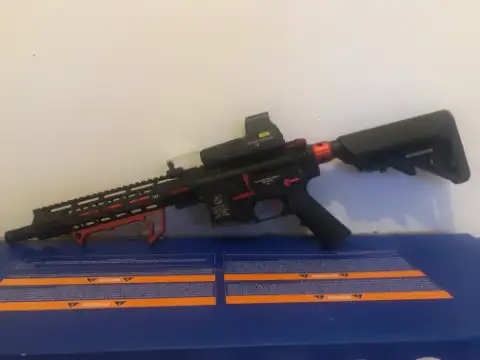Réplique Airsoft M4 / AR-15 Custom Noire et Rouge + Accessoi
