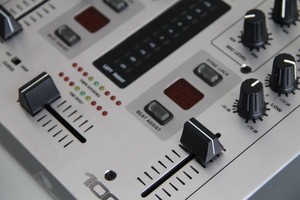 Vends mixer dj BEHRINGER VMX100 - 60 €